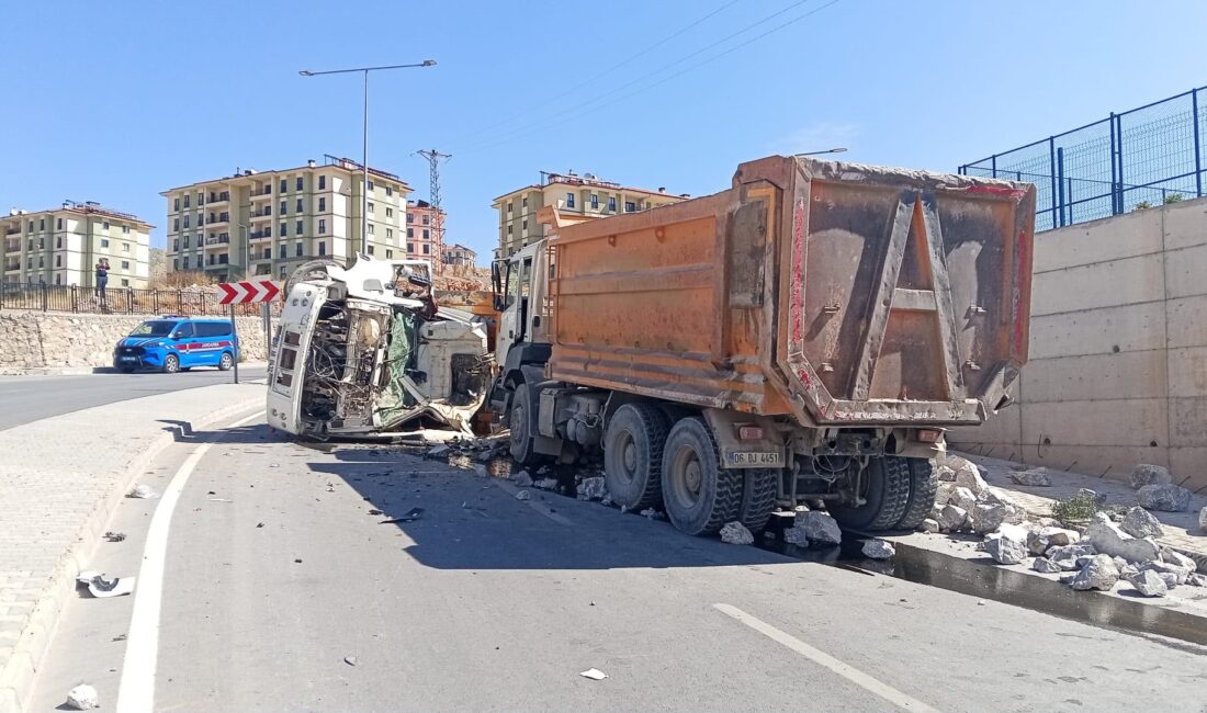 Malatya’da İki Hafriyat Kamyonu Çarpıştı: 1 Yaralı Malatya’nın Yeşilyurt ilçesinde freni boşalan hafriyat kamyonunun karşı yönden gelen
