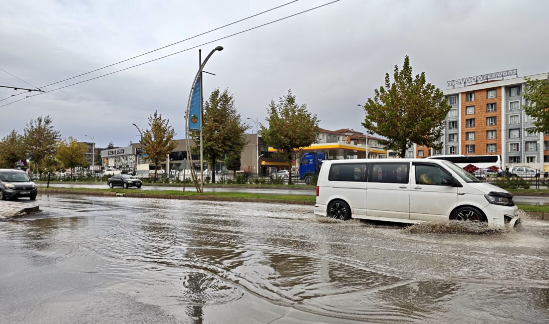 Malatya’da Sağanak Etkili Oldu: Yollarda Su Birikintileri Oluştu Malatya’da yaklaşık 10 dakika etkili olan sağanak, kent genelinde bazı