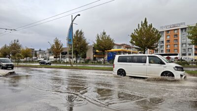 Malatya’da yaklaşık 10 dakika etkili olan sağanak, kent genelinde bazı