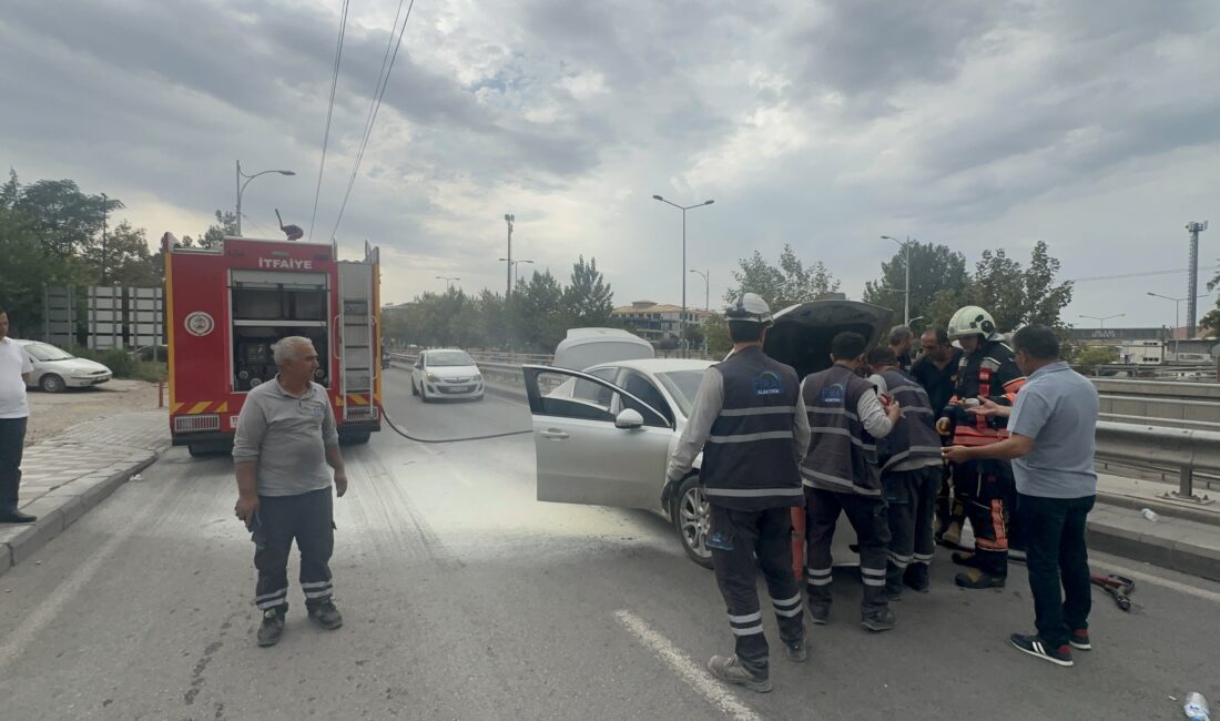 Malatya’da Seyir Halindeki Otomobilde Yangın Paniği Malatya’da seyir halindeki otomobilin motor bölümünde çıkan yangın, vatandaşların yangın