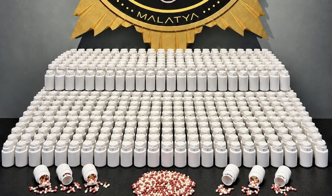 Malatya’da Uyuşturucu Operasyonu: 46 Bin 189 Hap Ele Geçirildi Malatya’da polis ekiplerinin sokak satıcılarına yönelik fiziki takip sonucu düzenlediği