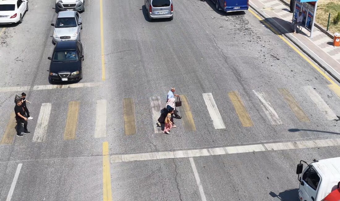 Malatya’da Yaya Geçitleri Havadan Genetlendi Malatya’da polis ekipleri, yaya geçitlerinde sürücü ve yayalara yönelik denetim