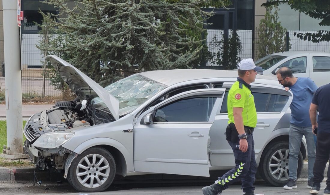 Malatya’da otomobil trambüs direğine çarptı: 2’si çocuk 4 yaralı Malatya’da kontrolden çıkan otomobilin trambüs direğine çarpması sonucu 2’si çocuk
