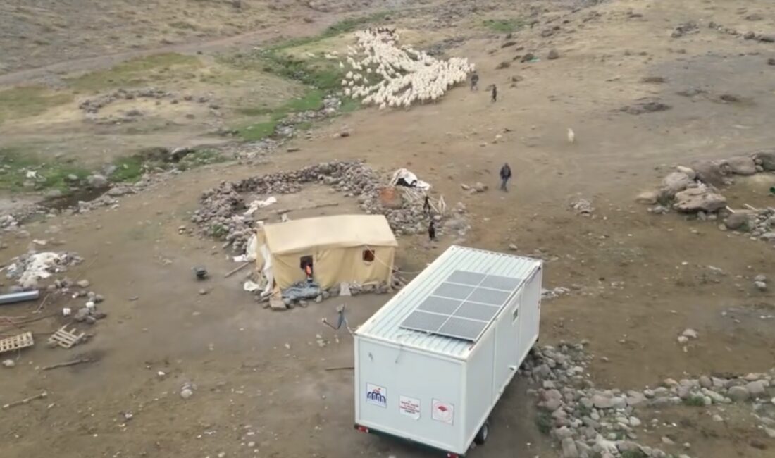 Malatya’nın 2 Bin 600 Rakımlı Yaylalarında Çadır Devri Kapanıyor Malatya’nın yüksek rakımlı yaylalarında küçükbaş hayvancılıkla geçimini sağlayan göçer ailelerin