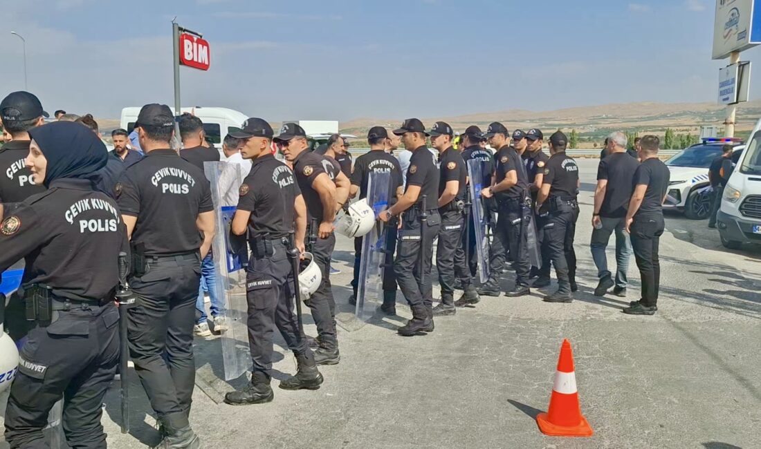 Ölümlü Kazanın Ardından Halk Yola İndi: “Daha Kaç Can Gidecek?” Malatya’da Elazığ Yolu Sincik yol ayrımında Mikail Akkuş’un hayatını kaybettiği