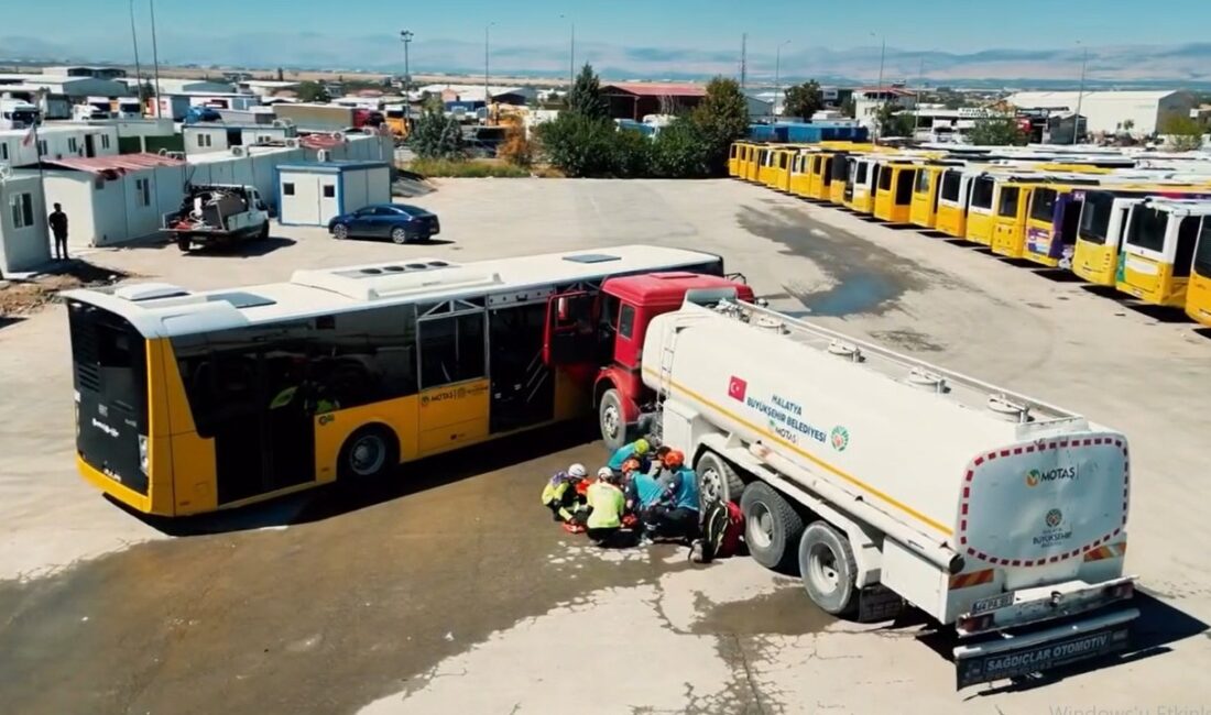 Otobüsle Tanker Çarpıştı, Ekipler Seferber Oldu Malatya’da düzenlenen kaza tatbikatı gerçeği aratmadı. Senaryo gereği yolcu otobüsü