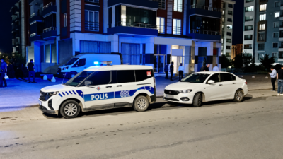 Battalgazi ilçesinde motosikletle bir iş yerinin önüne gelen iki şüpheli,