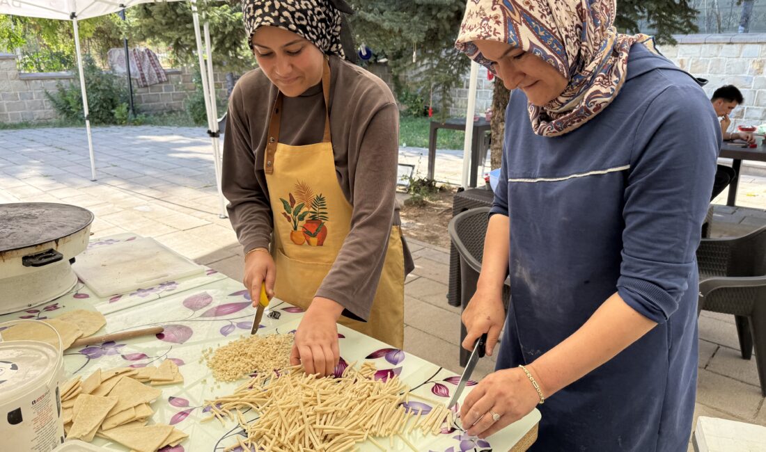 Un, Su Ve Tuz Birleşiyor, Kış Lezzetleri Ortaya Çıkıyor Darende’de erişte, tutmaç ve makarna mesaisi başladı. Un, su ve