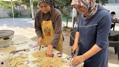 Un, Su Ve Tuz Birleşiyor, Kış Lezzetleri Ortaya Çıkıyor Darende’de erişte, tutmaç ve makarna mesaisi başladı. Un, su ve