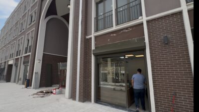 Malatya’da boş dükkânın duvarını delerek kuyumcuya giren hırsızlar, altınların bulunduğu