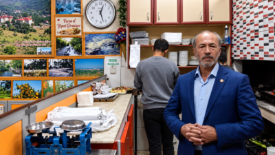 Askıda Dürüm Projesi 16 Yıldır İhtiyaç Sahiplerine Umut Oluyor Tecde Mahallesi Muhtarı Ali Yiğit, kendi işletmesinde 16 yıldır sürdürdüğü
