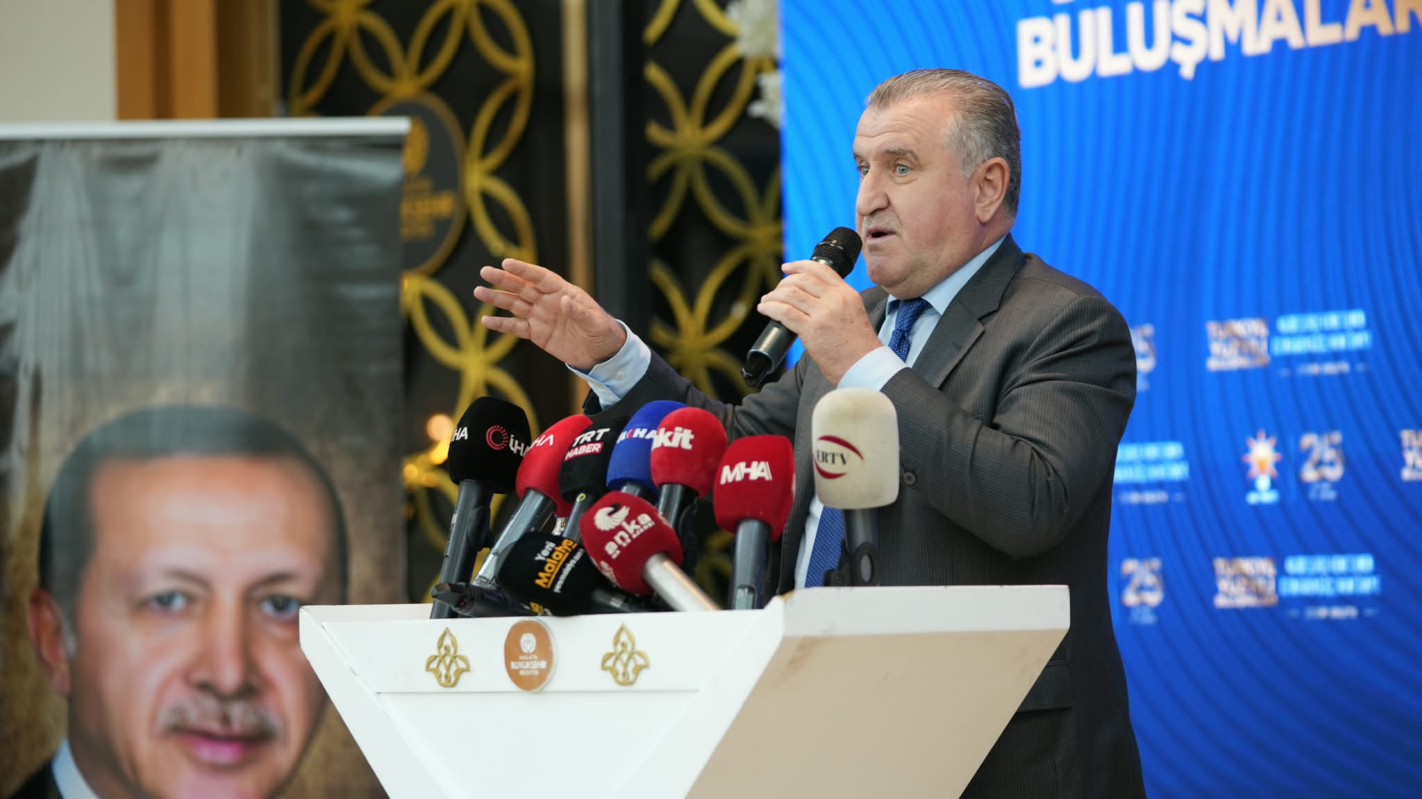 Bakan Bak: “Malatya’ya Borcumuzu Ödeyeceğiz, Hizmet Etmeye Devam Edeceğiz” Gençlik ve Spor Bakanı Dr. Osman Aşkın Bak, Türkiye Yüzyılı