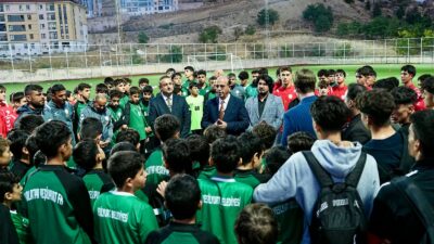Başkan Geçit’ten Yeşilyurtspor Altyapısına Moral Ziyareti! Yeşilyurt Belediye Başkanı Prof. Dr. İlhan Geçit, Malatya Yeşilyurtspor’un U-11’den