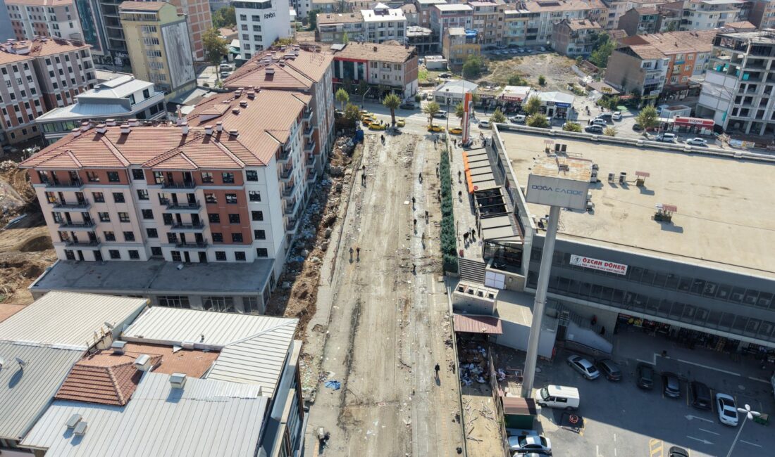Battalgazi’de Konteynerlerin Kaldırıldığı Alanlarda Hummalı Temizlik Mesaisi Battalgazi Belediyesi, 6 Şubat depremlerinin ardından esnafın ticari hayatını sürdürebilmesi