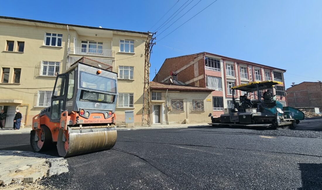 Battalgazi’de TOKİ Konutlarının Bağlantı Yolları Asfaltlandı Malatya’nın Battalgazi ilçesinde, deprem sonrası inşa edilen TOKİ konutlarının ulaşım