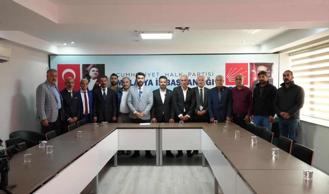 CHP Malatya’da 13 İlçe Başkanından Ortak Açıklama: “Baskılara Boyun Eğmedik, Eğmeyeceğiz” Cumhuriyet Halk Partisi (CHP) Malatya’da 13 ilçe başkanı adına konuşan