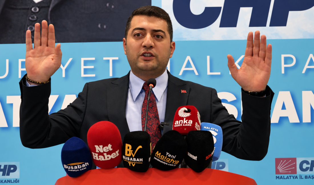 CHP’li Hakan Satılmış: “Partimizin İradesini Hiç Kimseye Teslim Etmeyeceğim” CHP Malatya İl Başkanı Hakan Satılmış, parti binasında düzenlediği basın