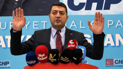 CHP’li Hakan Satılmış: “Partimizin İradesini Hiç Kimseye Teslim Etmeyeceğim” CHP Malatya İl Başkanı Hakan Satılmış, parti binasında düzenlediği basın