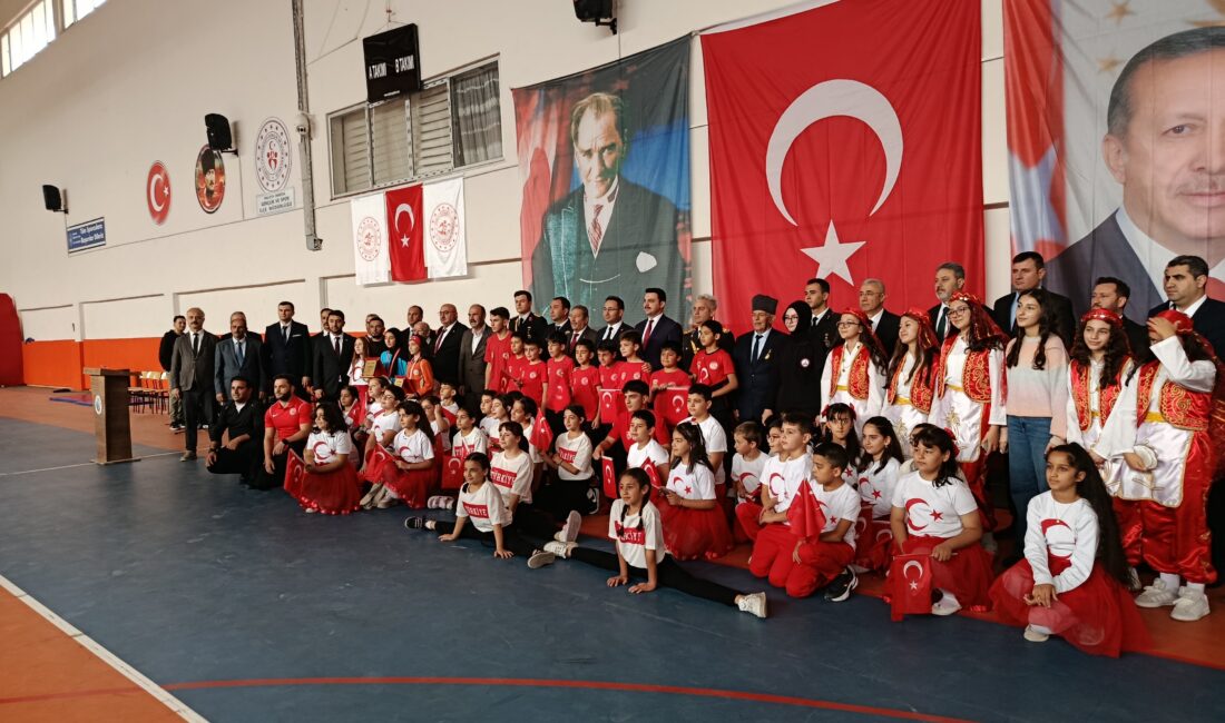 Malatya’nın Darende ilçesinde Cumhuriyet’in ilanının 103. yıl dönümü, öğrencilerin birbirinden