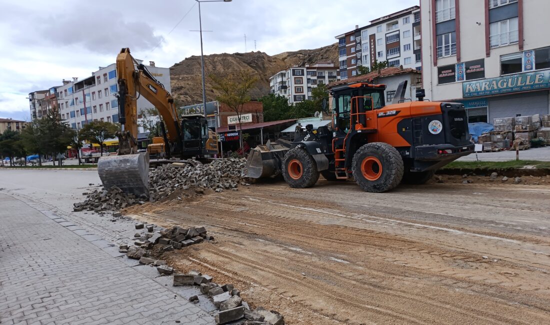 Darende’de D-300 Kara Yoluna Sıcak Asfalt Malatya’nın Darende ilçesinde, D-300 kara yolunun ilçe merkezinden geçen yaklaşık
