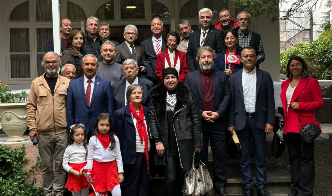 Darendelilerden Cumhuriyet’in 103. Yılında Tarihi Buluşma Ankara Darendeliler Derneği Başkanı Derviş Kıhtır ve beraberindeki heyet, Cumhuriyet’in