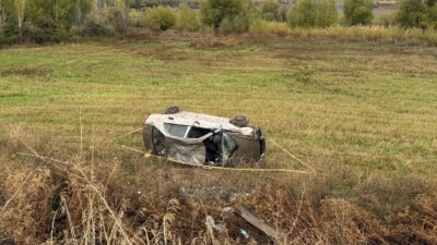 Malatya’nın Doğanşehir ilçesinde yağış nedeniyle kontrolden çıkarak takla atan otomobilde