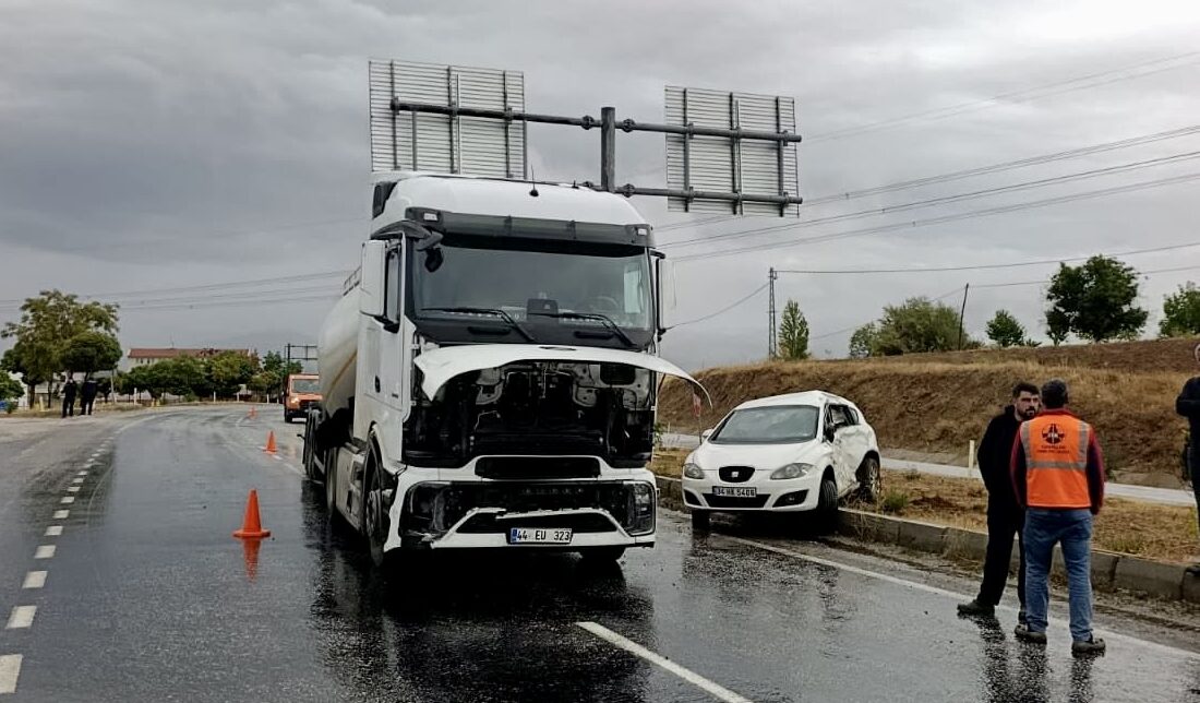 Malatya’nın Doğanşehir ilçesinde tır ile otomobilin çarpışması sonucu meydana gelen