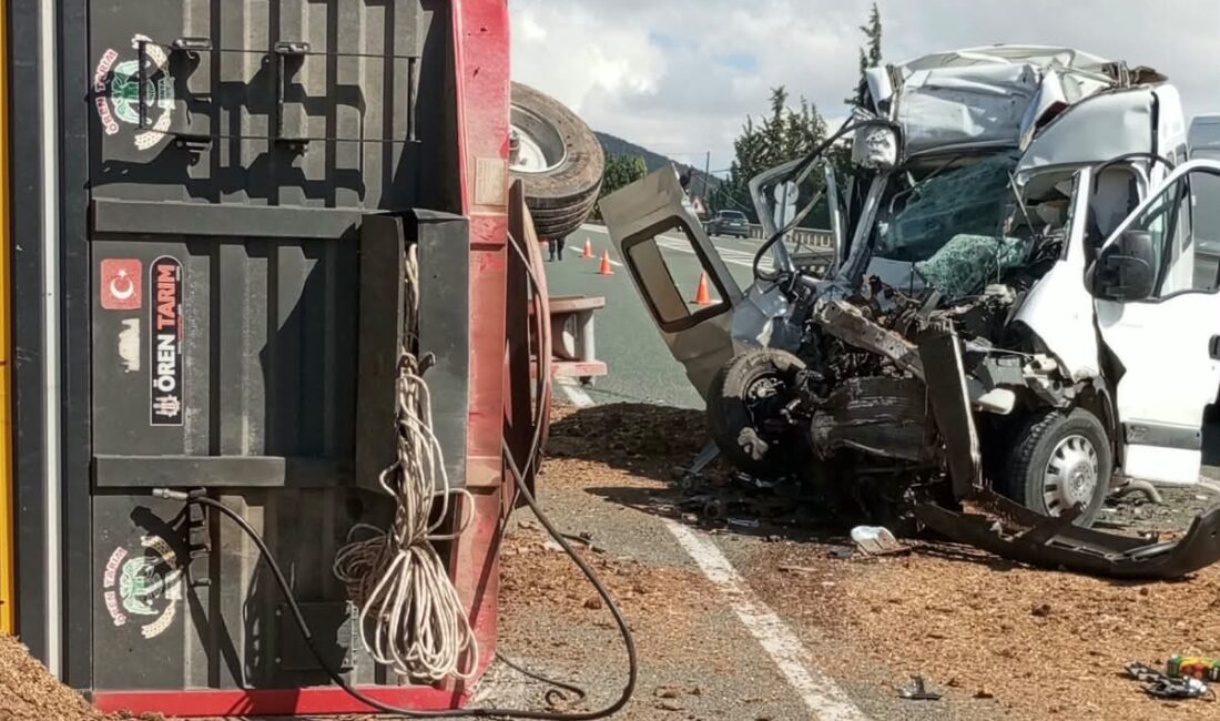 Elazığ-Malatya karayolunda minibüsün gübre yüklü traktöre çarpması sonucu meydana gelen