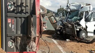 Elazığ-Malatya karayolunda minibüsün gübre yüklü traktöre çarpması sonucu meydana gelen