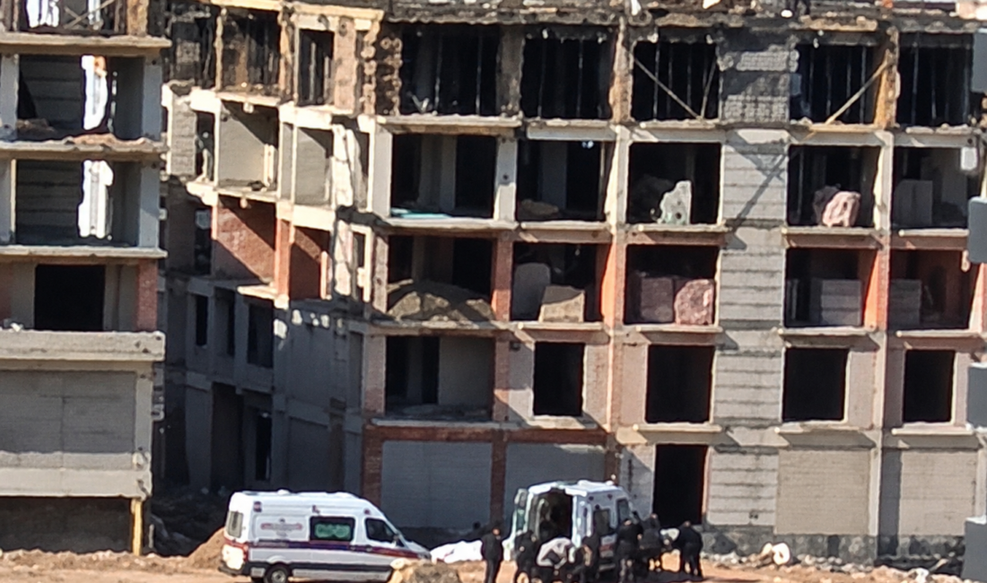 (GÜNCELLENDİ) Malatya’da İnşaattan Düşen 66 Yaşındaki Adam Hayatını Kaybetti Malatya’nın Yeşilyurt ilçesinde inşaattan düşerek ağır yaralanan 66 yaşındaki İsfendi