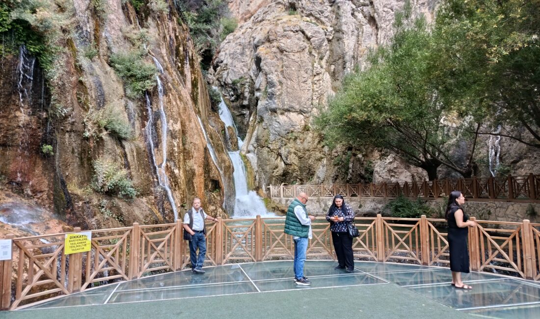 Günpınar Şelalesi’nde Sonbahar Hareketliliği Malatya’nın Darende ilçesindeki Günpınar Şelalesi, sonbaharda da yerli ve yabancı