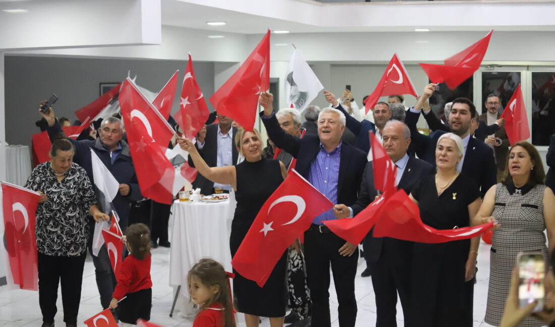 Hekimhan’da Cumhuriyet Coşkusu Salona Sığmadı! 103. Yıla Görkemli Kutlama Malatya’nın Hekimhan ilçesinde Cumhuriyet’in 103’üncü yıl dönümü dolayısıyla bu yıl