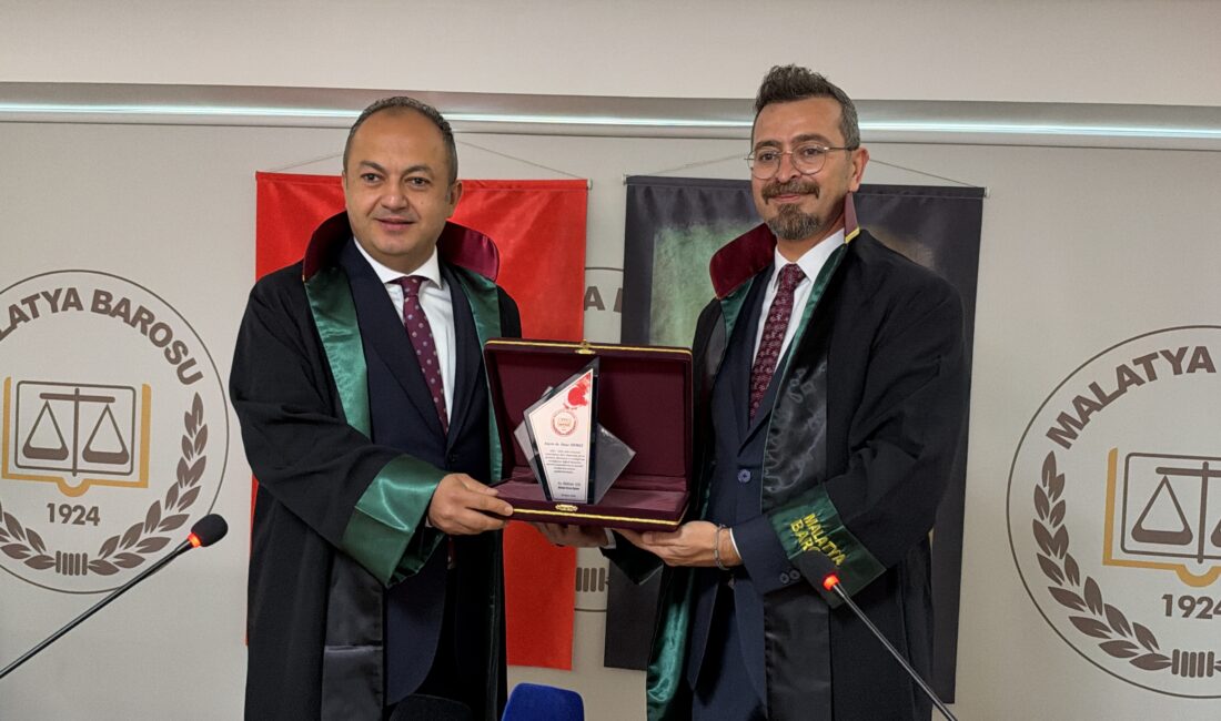 Malatya Barosu’nda Yeni Dönem: Gökhan Ulu Mazbatasını Alarak Göreve Başladı Malatya Barosu’nun hafta sonu gerçekleştirilen genel kurulunda başkanlığa seçilen Av.