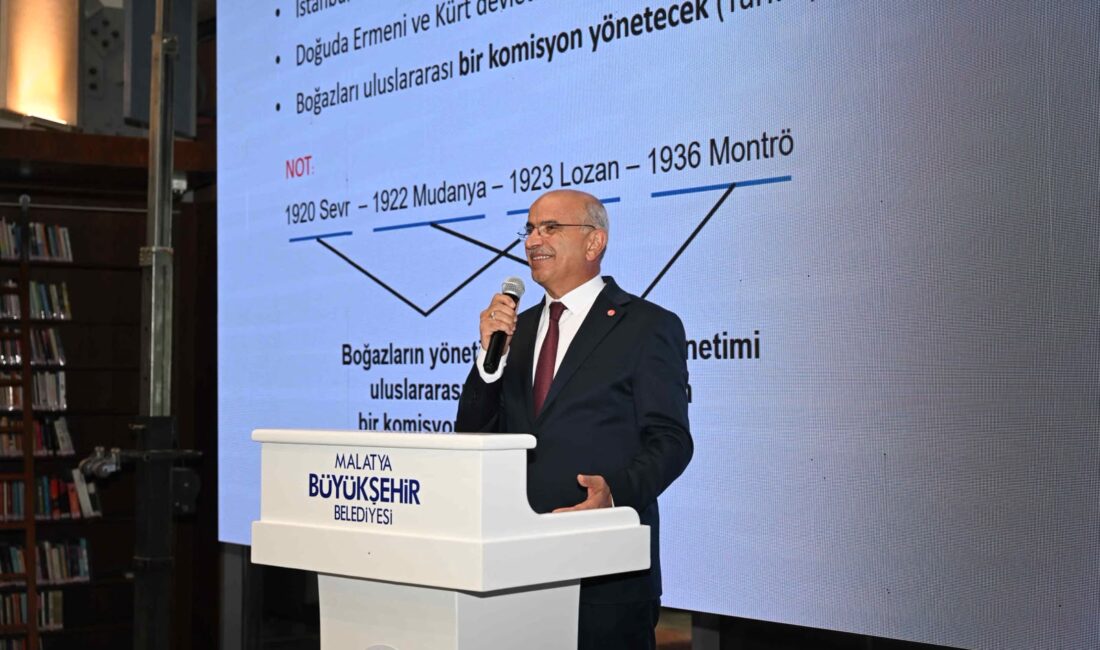 Malatya Büyükşehir Belediye Başkanı Sami Er, mevcut Şehir Kütüphanesi’nin yanında