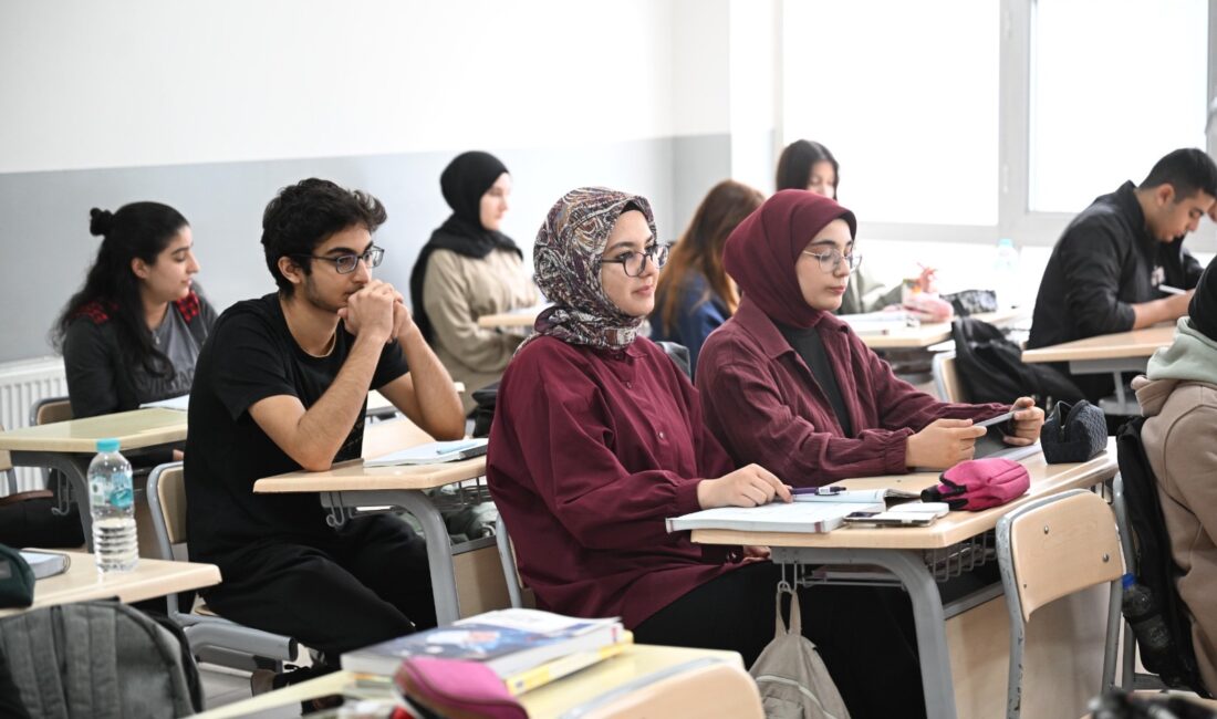 Malatya’da 200 Öğrenciye Ücretsiz Üniversiteye Hazırlık Desteği Malatya Büyükşehir Belediyesi ile Halk Eğitim Merkezi iş birliğinde Kernek