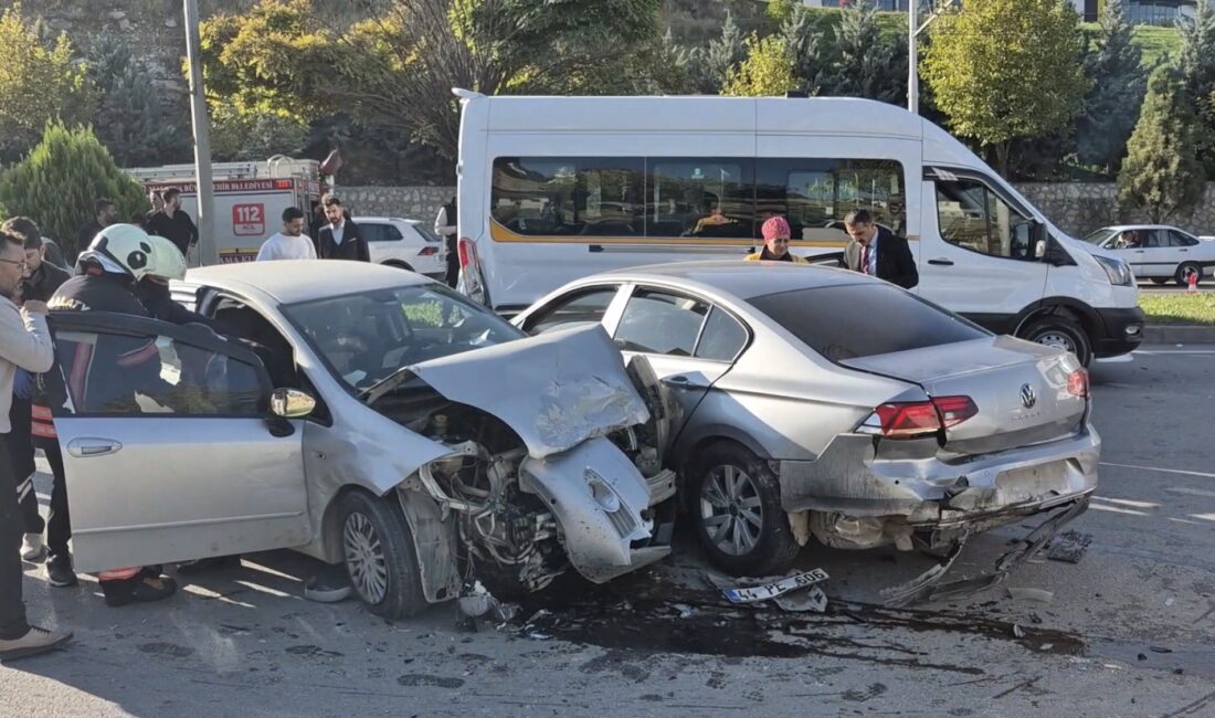 Malatya’da 6 Araç Birbirine Girdi: 3 Yaralı Çöşnük kavşağında aralarında servis aracının da bulunduğu 6 aracın karıştığı
