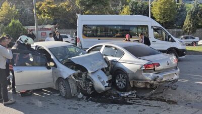 Çöşnük kavşağında aralarında servis aracının da bulunduğu 6 aracın karıştığı