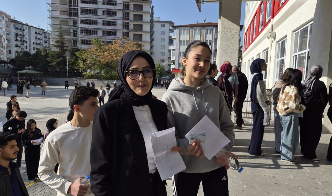 Malatya’da ev hanımı Çiğdem Kanbay ile üniversite sınavına hazırlanan kızı