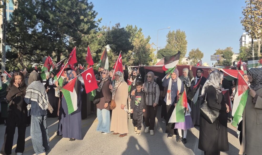 Malatya’da Filistin İçin Yüzlerce Kişi Yürüdü Malatya’da Kudüs Kardeşlik Platformu öncülüğünde, Aksa Tufanı’nın üçüncü yıl dönümü