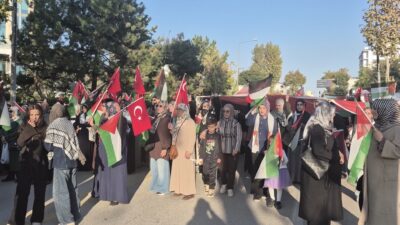Malatya’da Filistin İçin Yüzlerce Kişi Yürüdü Malatya’da Kudüs Kardeşlik Platformu öncülüğünde, Aksa Tufanı’nın üçüncü yıl dönümü