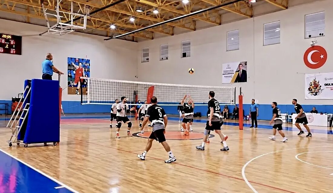 Malatya’da Kamu Kurumları Voleybol Turnuvasında Buluştu Malatya’da düzenlenen Kamu Sporları Voleybol Müsabakaları’nda kurum takımları şampiyonluk için