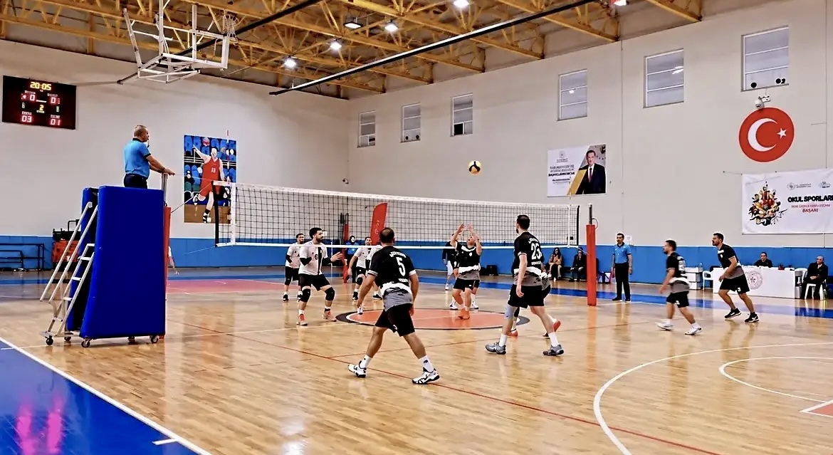 Malatya’da Kamu Kurumları Voleybol Turnuvasında Buluştu Malatya’da düzenlenen Kamu Sporları Voleybol Müsabakaları’nda kurum takımları şampiyonluk için