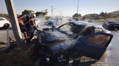 Yeşilyurt ilçesinde trafik kazasına karışan bir araç, kazanın ardından alev