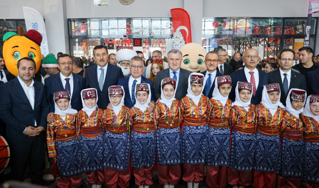 Malatya’da Kitap Şöleni Başladı: 300 Yayınevi, 350 İmza Etkinliği Malatya’da bu yıl 12’ncisi düzenlenen Anadolu Kitap ve Kültür Fuarı,