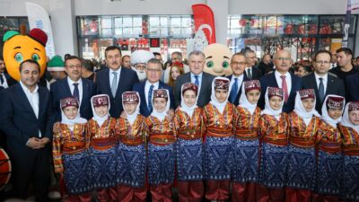 Malatya’da Kitap Şöleni Başladı: 300 Yayınevi, 350 İmza Etkinliği Malatya’da bu yıl 12’ncisi düzenlenen Anadolu Kitap ve Kültür Fuarı,