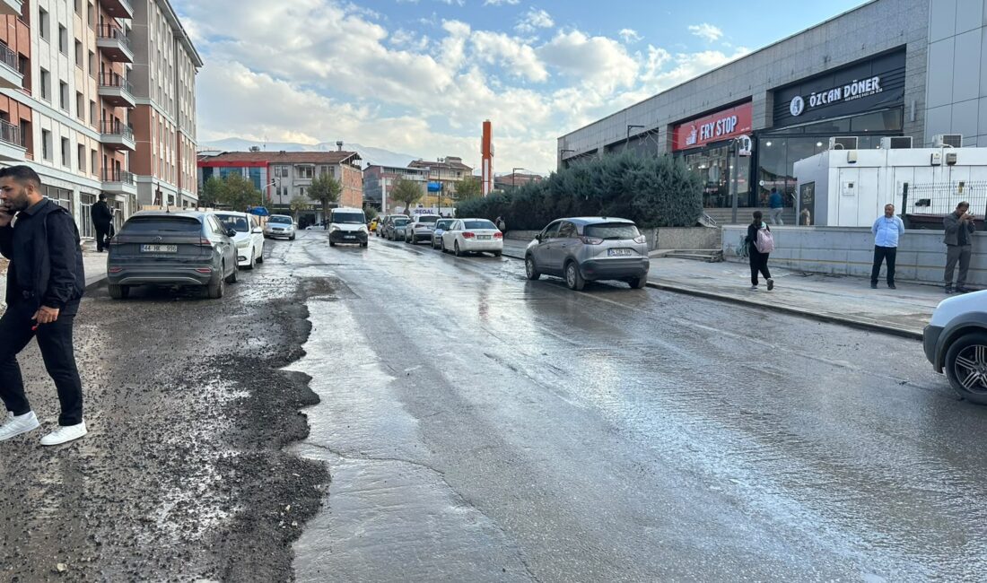 Malatya’da Konteyner Çarşı Kaldırıldı, Yol Trafiğe Açıldı Malatya’da 6 Şubat depremlerinin ardından kurulan geçici Öğretmenevi Konteyner Çarşısı