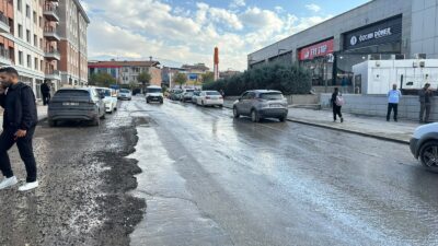 Malatya’da Konteyner Çarşı Kaldırıldı, Yol Trafiğe Açıldı Malatya’da 6 Şubat depremlerinin ardından kurulan geçici Öğretmenevi Konteyner Çarşısı