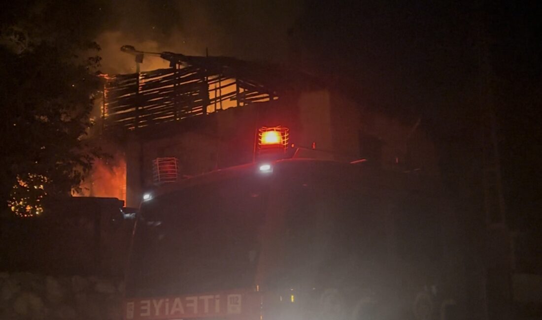 Malatya’da Metruk Evde İkinci Kez Yangın Çıktı Malatya’nın Battalgazi ilçesinde kullanılmayan iki katlı kerpiç evde ikinci kez