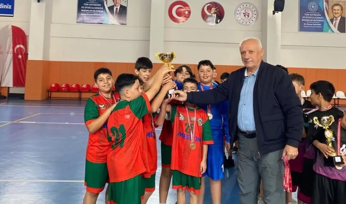 Malatya’da Minik Hentbolcuların Cumhuriyet Bayramı Heyecanı Malatya’da 29 Ekim Cumhuriyet Bayramı etkinlikleri kapsamında düzenlenen Minik Erkekler