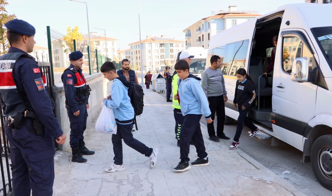 Malatya’da Okul Çevrelerine Sıkı Denetim: 704 Personel Görev Aldı Malatya’da öğrencilerin güvenli bir ortamda eğitimlerini sürdürebilmeleri amacıyla İl Jandarma